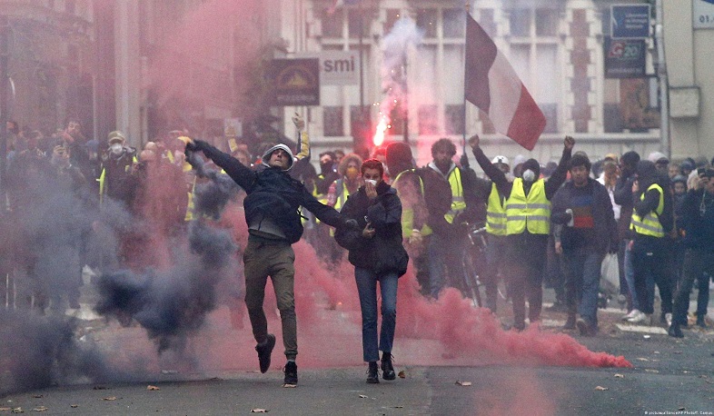 Более 400 полицейских пострадали во Франции в ходе протестов из-за пенсионной реформы
