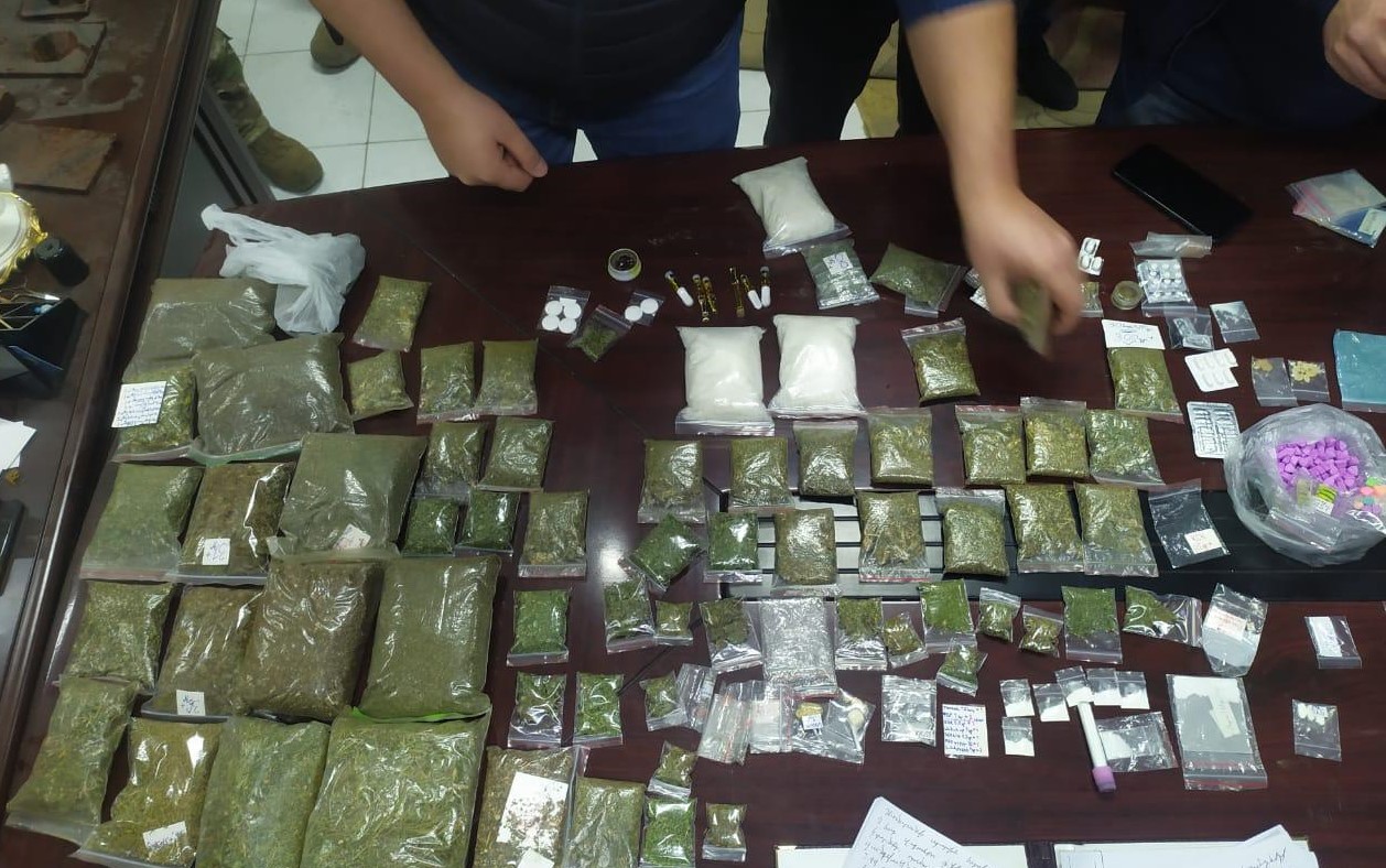 8 anggota kelompok kriminal yang terlibat dalam penjualan dan penjualan narkoba dalam jumlah besar ditangkap