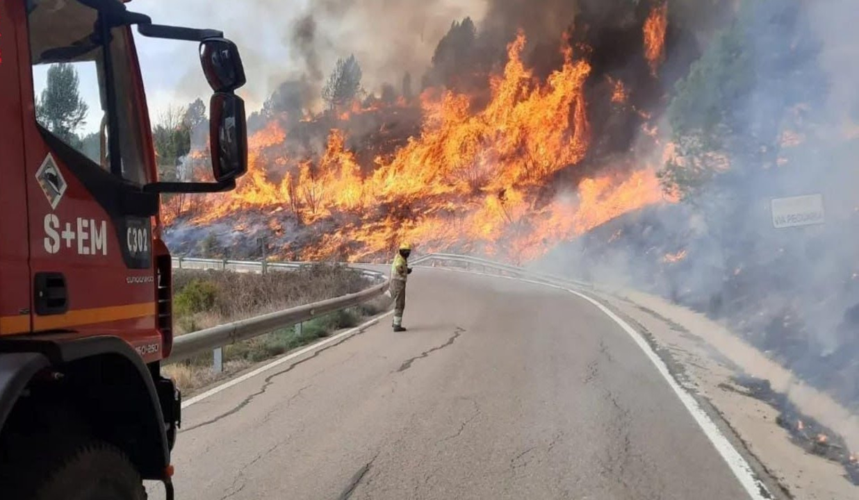 Spanish firefighters battle first major forest fire of the season