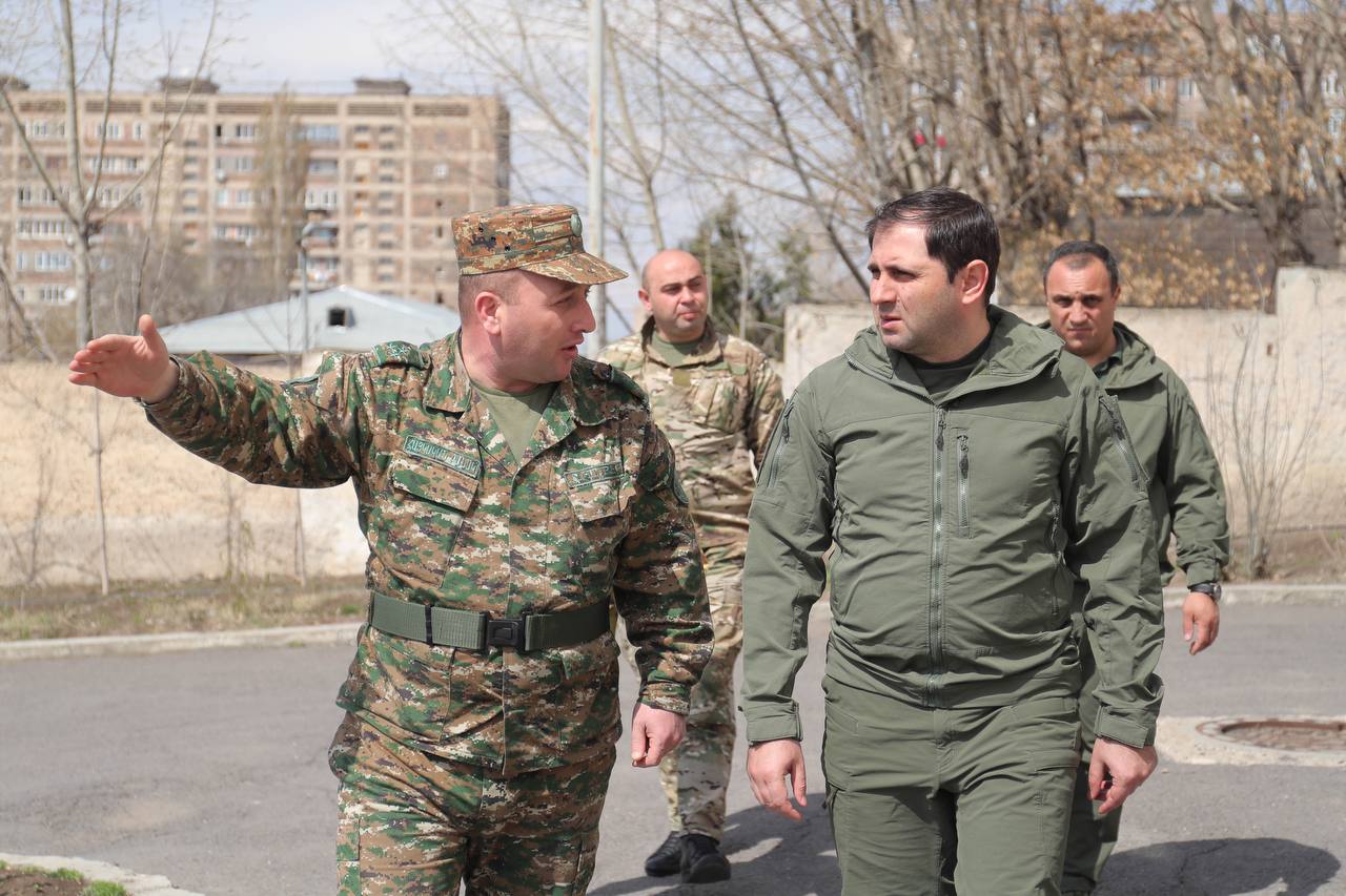 Suren Papikyan memberikan instruksi tentang pekerjaan konstruksi unit militer