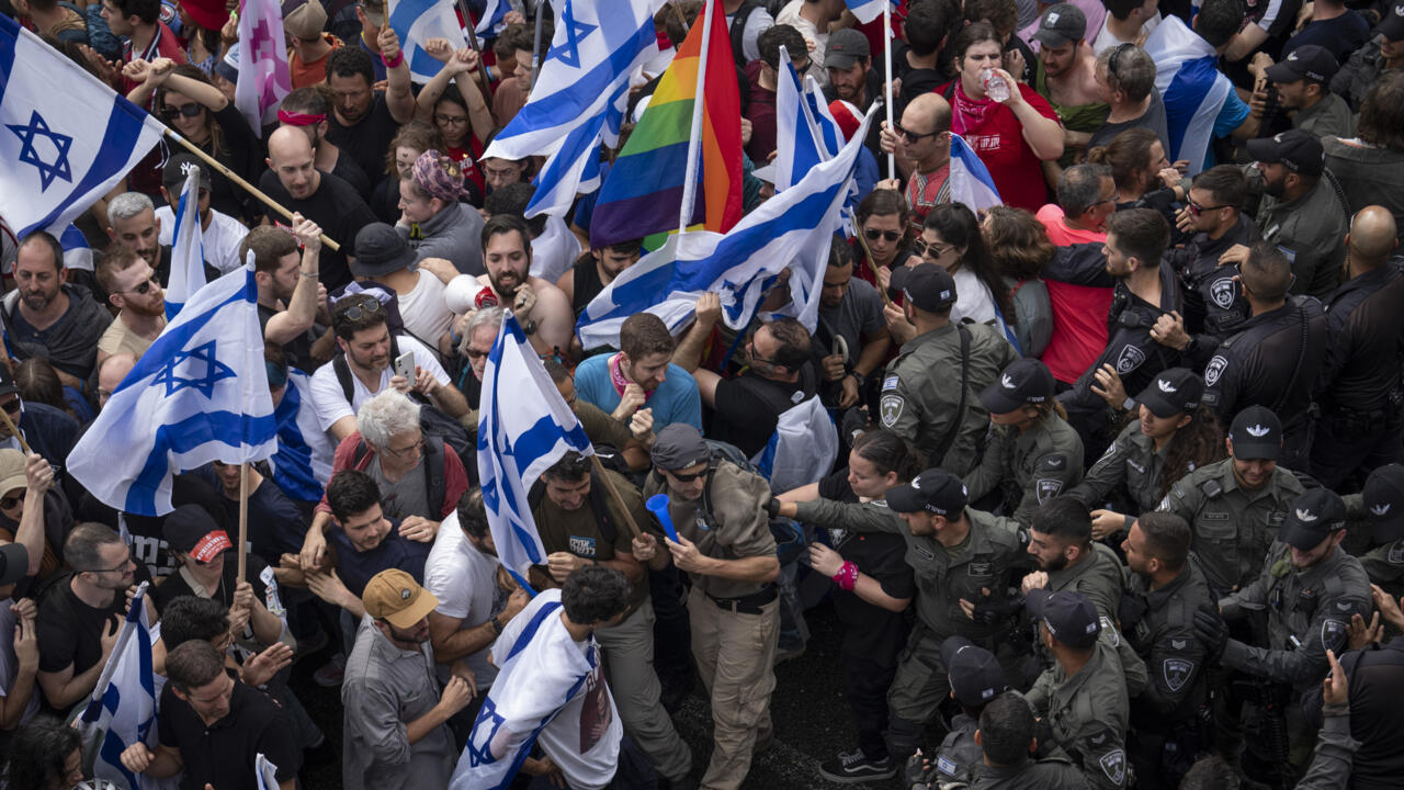 Para pengunjuk rasa menentang perubahan peradilan di Israel telah mendeklarasikan “minggu kelumpuhan”.