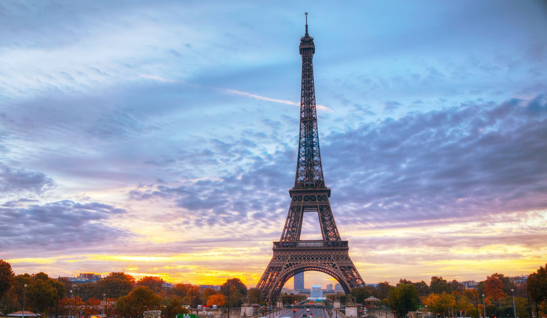 На фоне непрекращающихся протестов в Париже Эйфелева башня закрывает двери для посетителей
