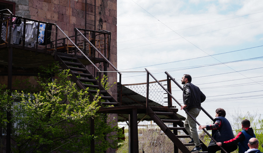 Լինելու է արդար մոտեցում և պայմանների բարելավում բոլորի համար. Տիգրան Ավինյանն այցելել է վթարային շենքեր