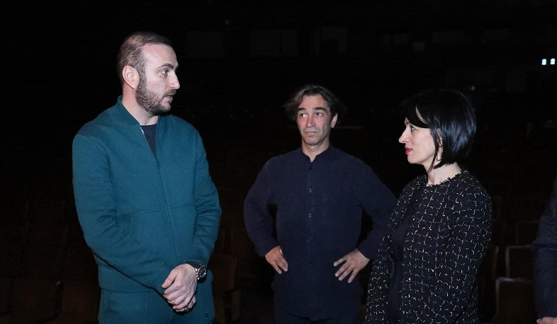 «Վստահ եմ՝ հանդիսատեսը կգնահատի ձեր ջանքերը»․ ԿԳՄՍ նախարարն այցելել է «Սանսեթ Բուլվար» մյուզիքլի ստեղծագործական թիմին