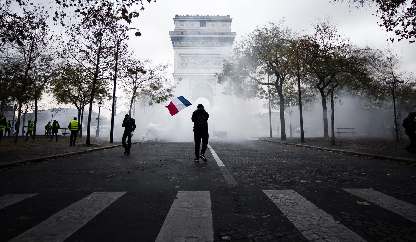 Pension reform unrest continues, Paris protesters clash with police