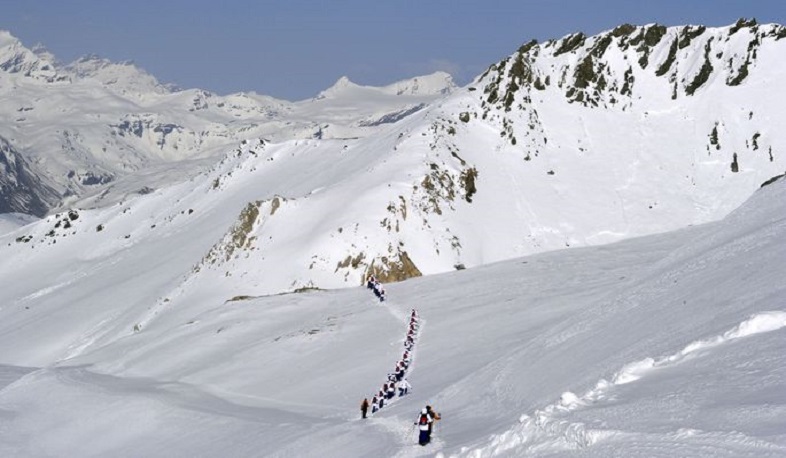 Six killed as avalanche sweeps French Alps mountainside