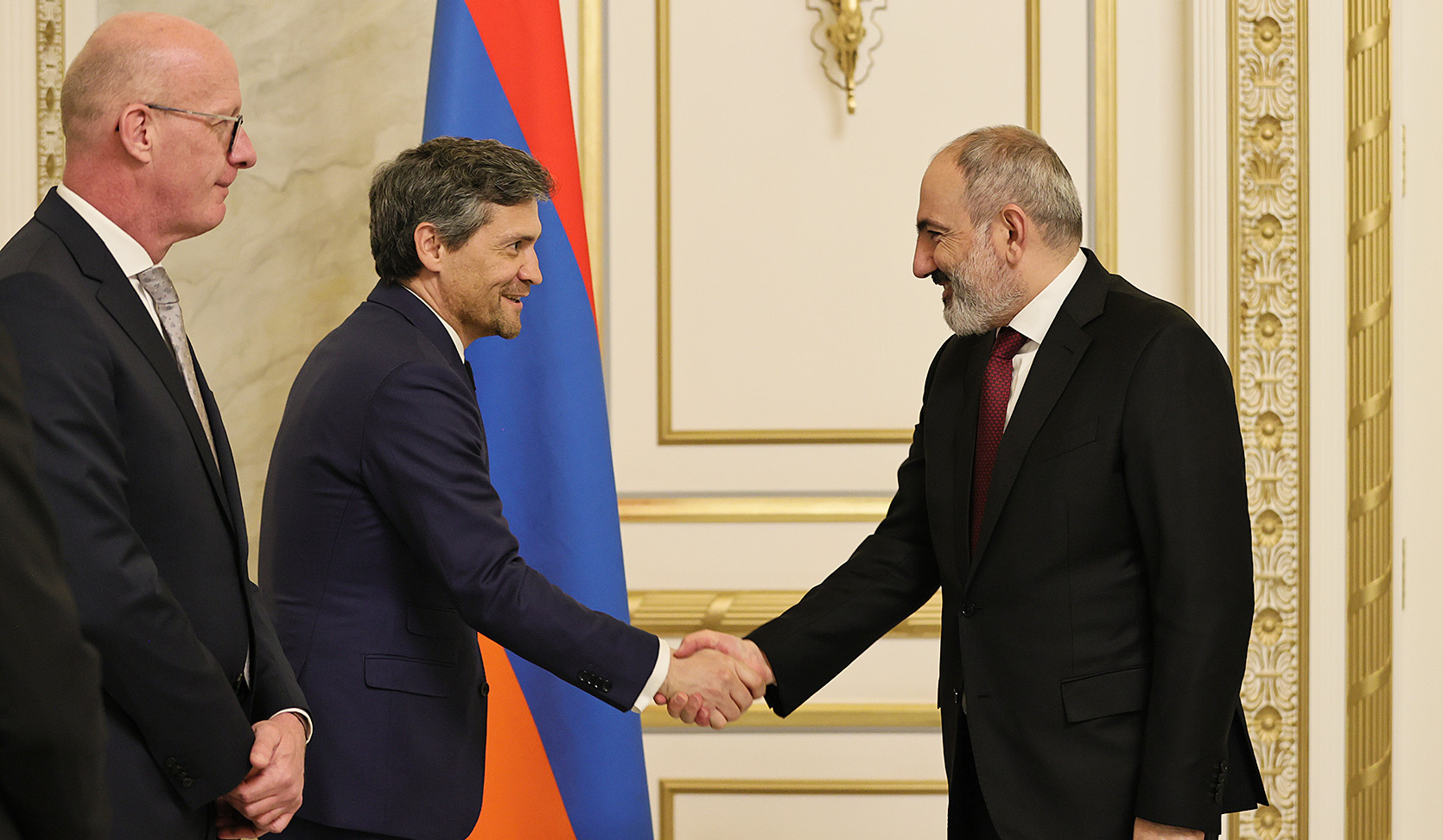 Armenian Prime Minister receives the vice president of Philip Morris International