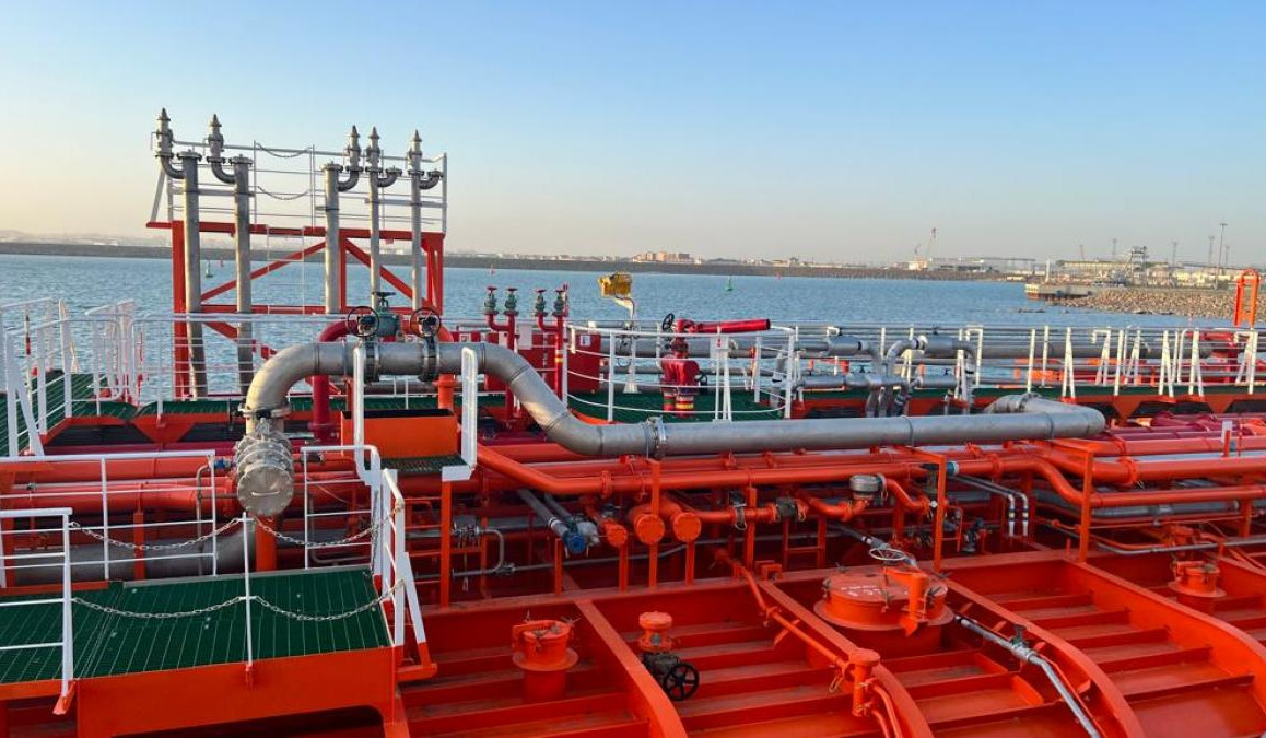 Казахстан увеличил экспорт нефти через территорию Азербайджана в 6 раз: Reuters