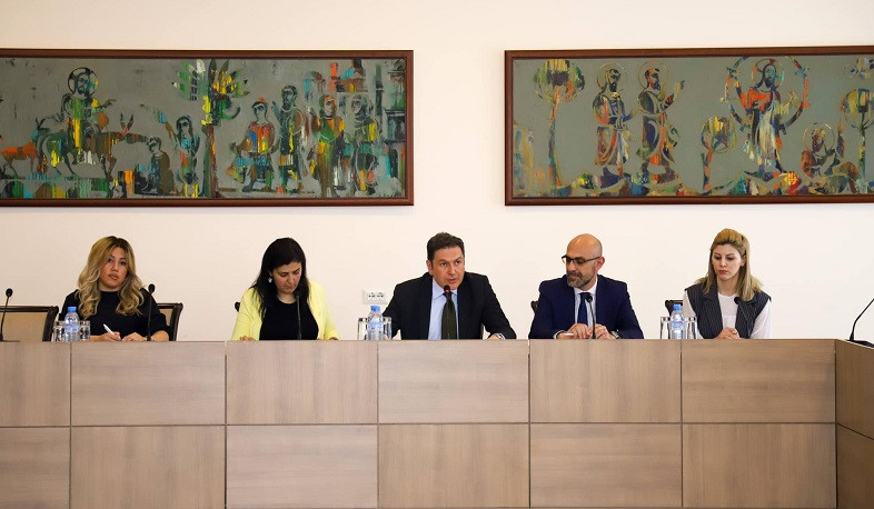 Paruyr Hovhannisyan argentinalı jurnalistlərə Azərbaycan hakimiyyəti tərəfindən nəzarət-buraxılış məntəqəsinin yaradılmasının təfərrüatlarını təqdim edib