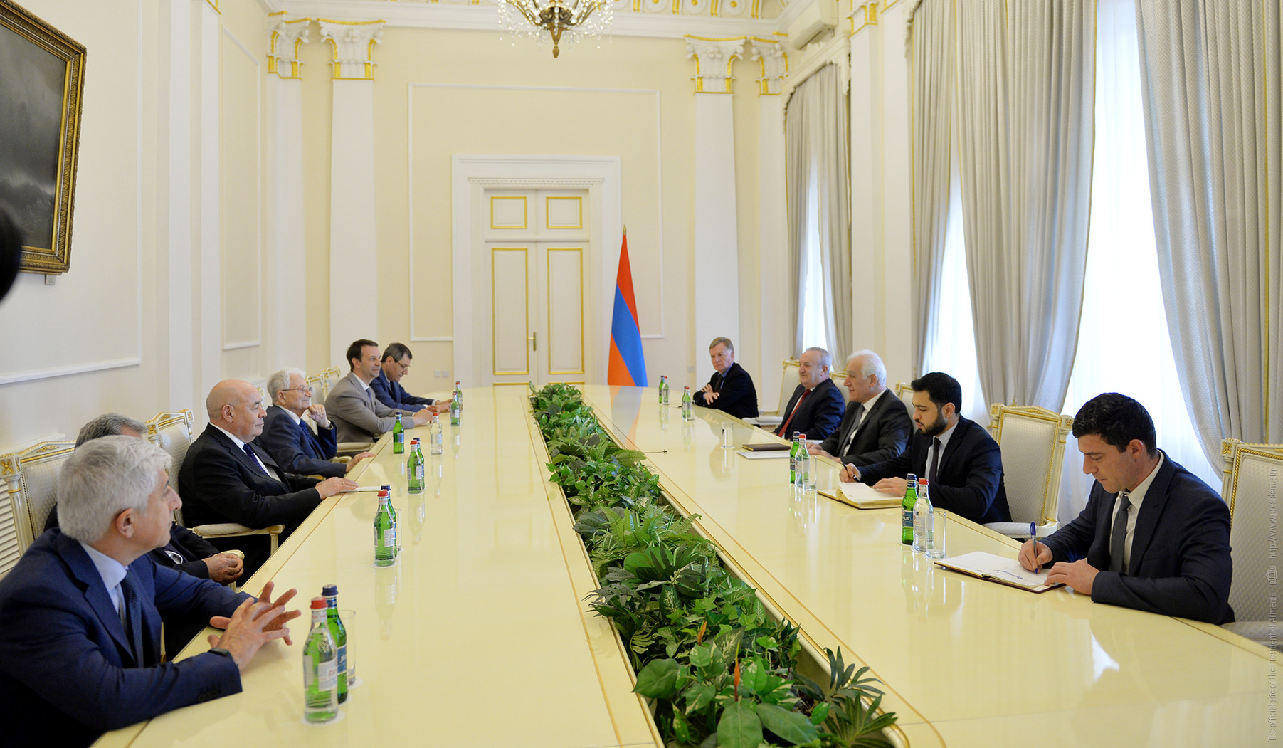 Վահագն Խաչատուրյանը 90-ամյակի առթիվ շնորհավորել է ակադեմիկոս Յուրի Հովհաննիսյանին