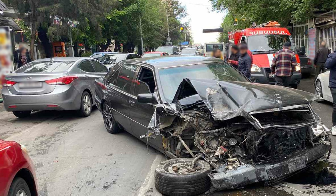 Երևանում մեքենան բախվել է էլեկտրական սյանը