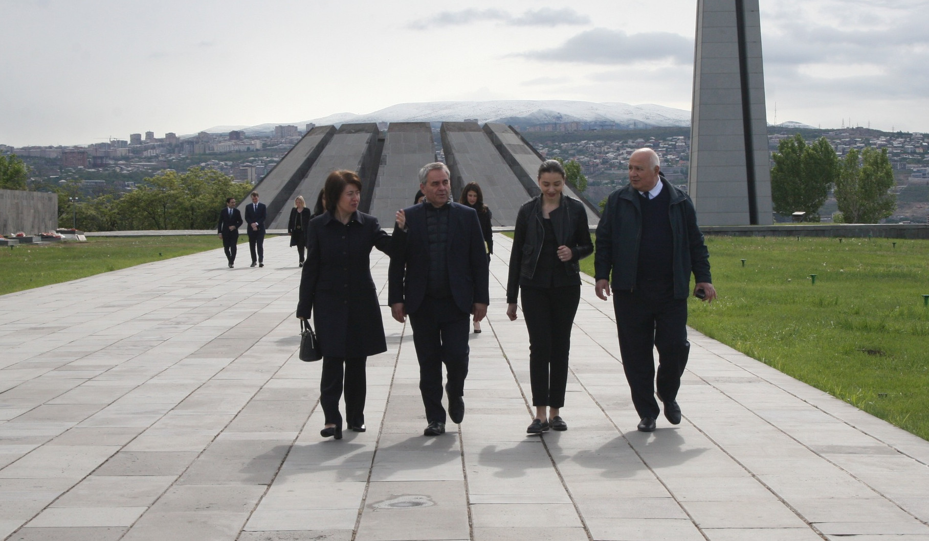 Fransanın O-De-Frans Regional Şurasının sədri Erməni Soyqırımı memorialını ziyarət edib