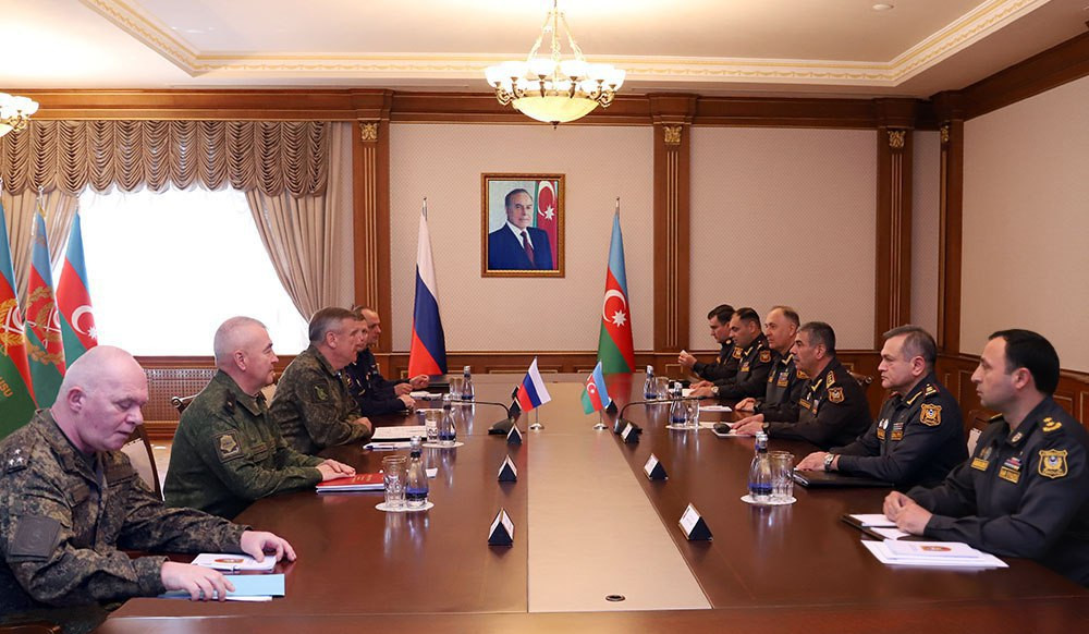 Министр обороны Азербайджана принял командующего российскими миротворческими войсками