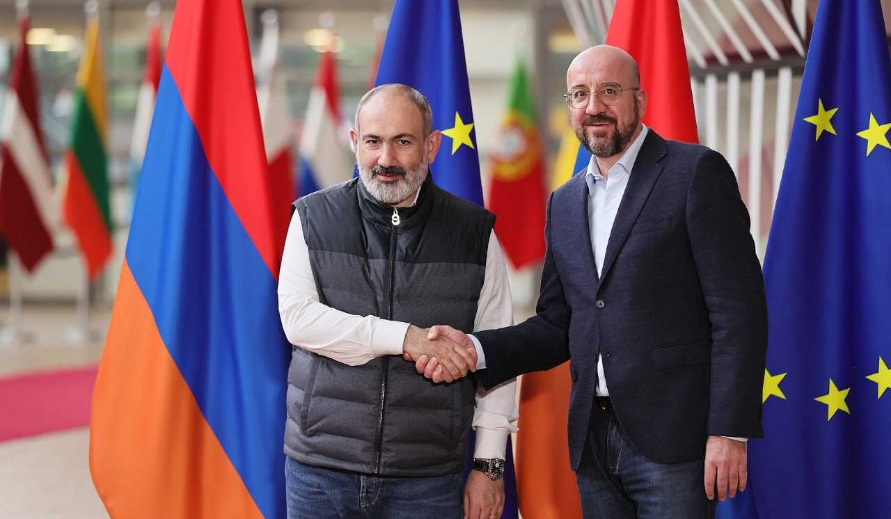 Prime Minister Pashinyan holds an informal meeting with Charles Michel
