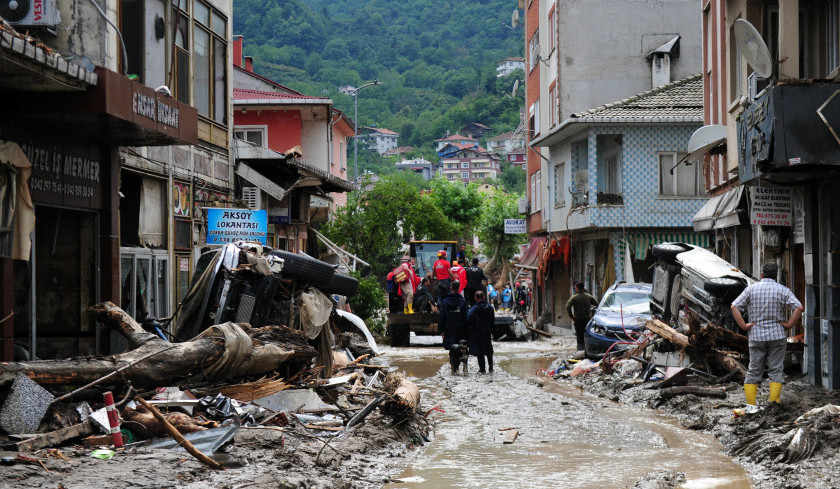 В столице Турции сильный шторм разрушил несколько домов и мечетей