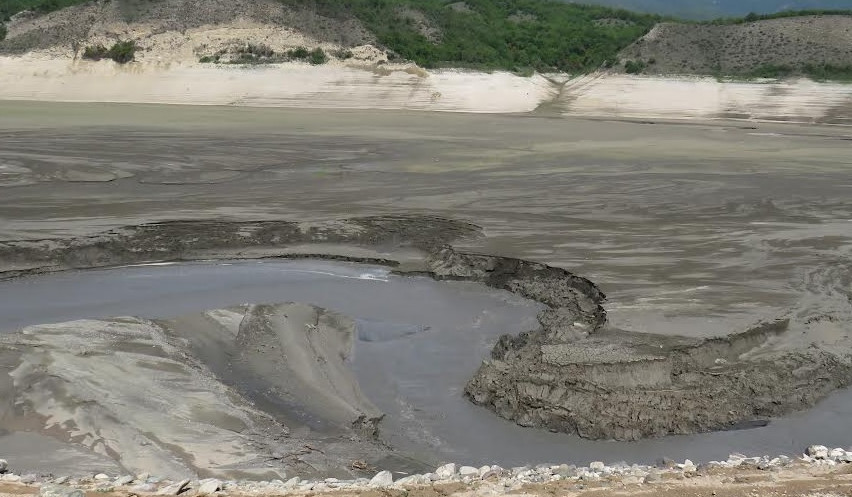 Экологический кризис Сарсангского водохранилища проявляется в резком изменении микроклимата, истощении родников и риске исчезновения разных видов растений и животных