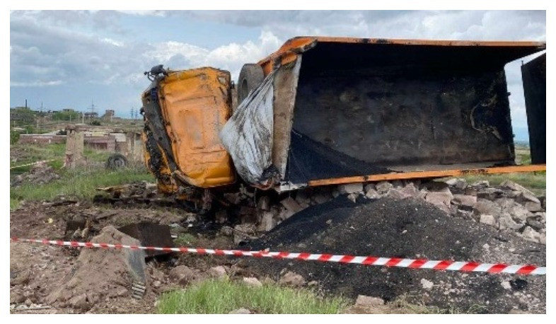 Արթիկում «ԿամԱԶ»-ը բախվել է կիսակառույց շինության պատին, որը մասամբ փլուզվել է․ վարորդը տեղում մահացել է