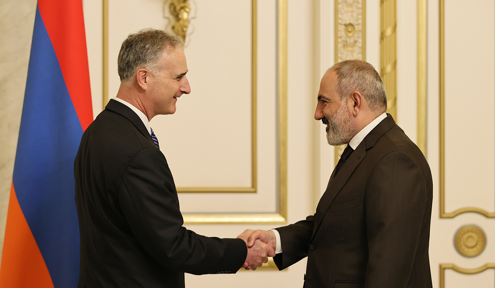 Премьер-министр Армении принял Луиса Боно