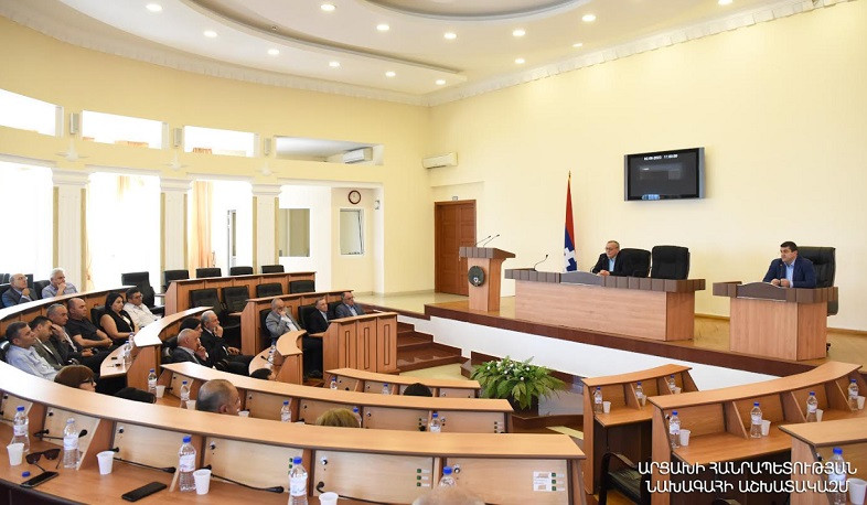 Arayik Harutyunyan deputatlara Artsax ətrafında baş verən hərbi-siyasi prosesləri təqdim edib