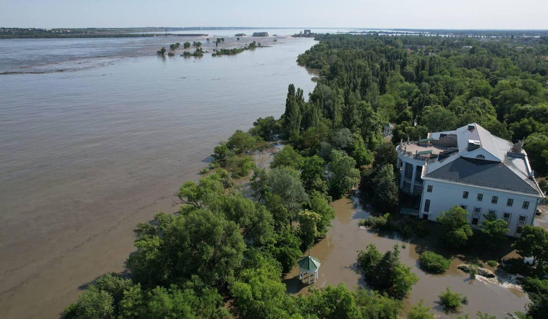 Water in Dnipro River rises forcing Kherson region residents to evacuate