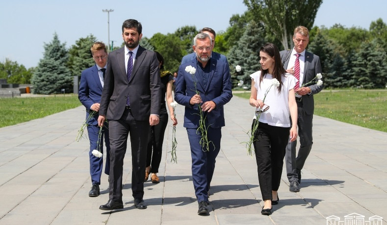 Председатель Комиссии по международным отношениям Бундестага ФРГ посетил мемориальный комплекс в Цицернакаберде