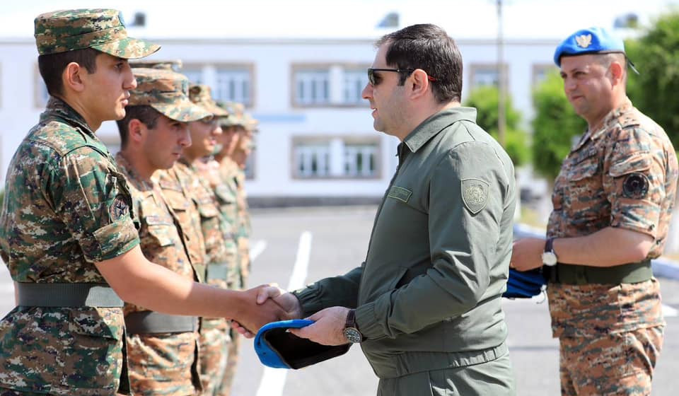 Սուրեն Պապիկյանը ՊՆ խաղաղապահ բրիգադում ծառայության նշանակված երիտասարդներին հանձնել է կապույտ բերետները