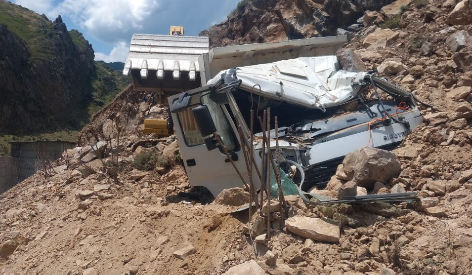 Շինաշխատանքների ընթացքում սարը փլուզվել է տրակտորի և բեռնատարի վրա