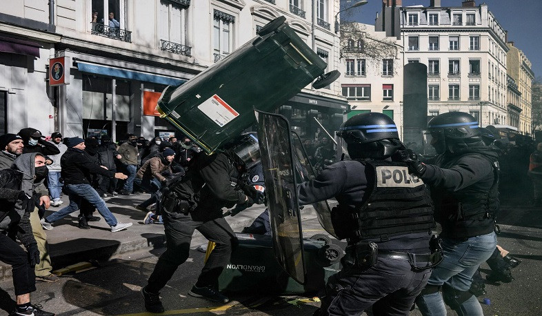 Во Франции полицейские и жандармы провели 667 задержаний