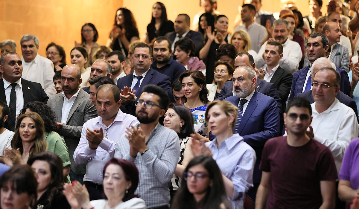 Վարչապետը տիկնոջ հետ ներկա է գտնվել «Գեղեցիկ դադարից առաջ. Օհան Դուրյան» փաստագրական ֆիլմի պրեմիերային