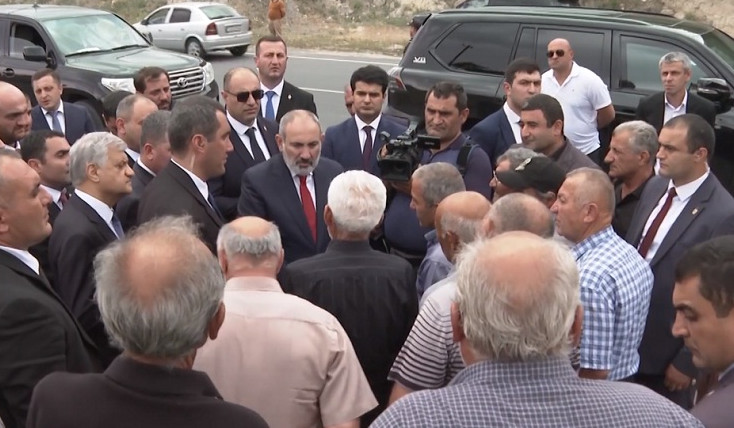 Նիկոլ Փաշինյանը Ողջաբերդում հանդիպել է սողանքային գոտու բնակիչներին