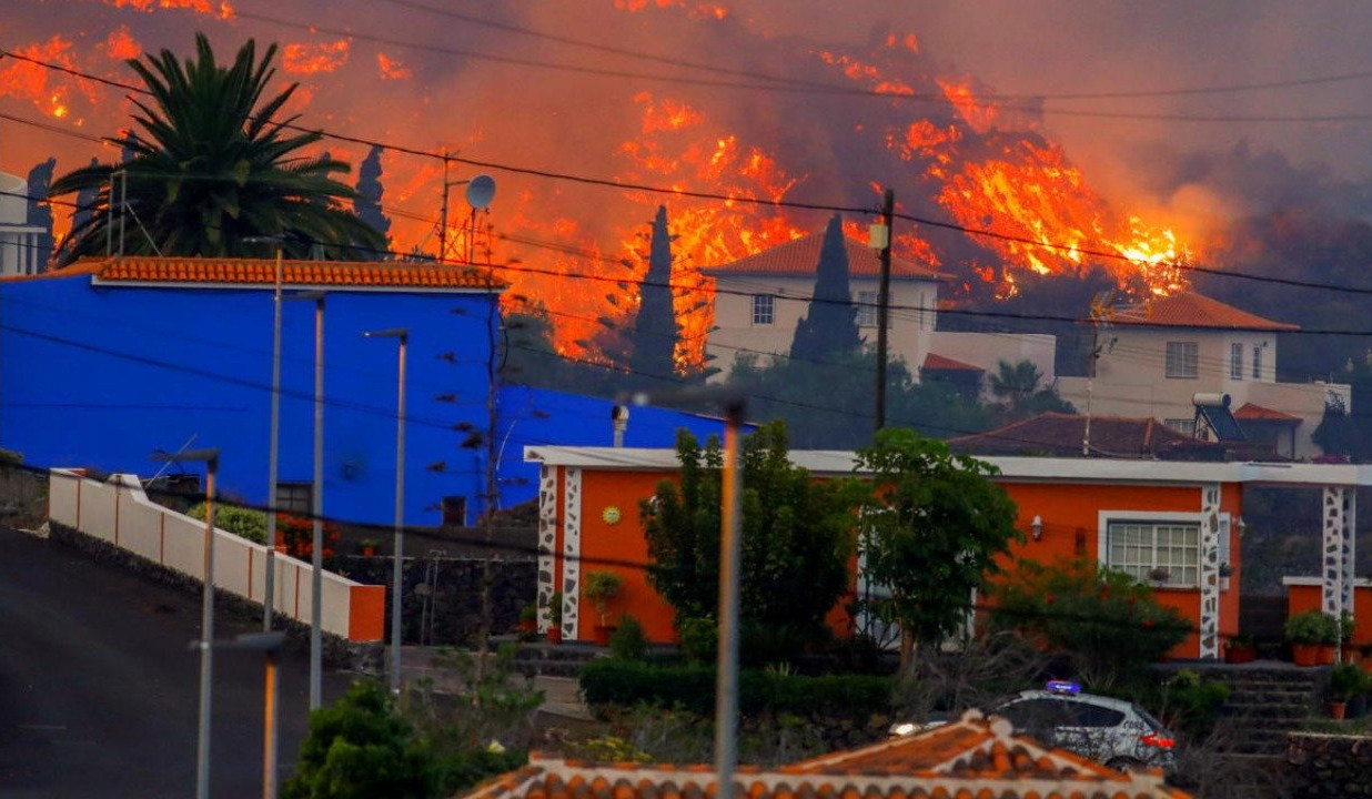 Thousands evacuated as Spanish island wildfire out of control