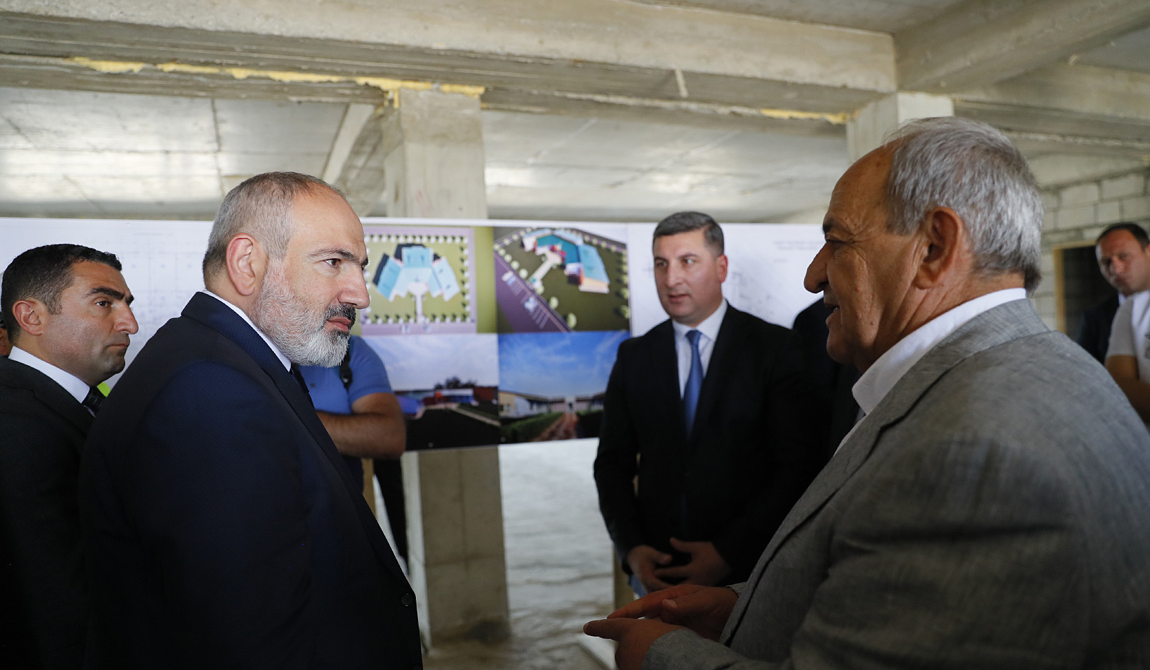 Վարչապետը Արարատի մարզում ծանոթացել է տարբեր համայնքներում իրականացվող ծրագրերի ընթացքին