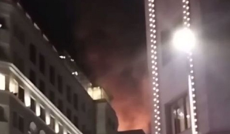 Երևանի Անտոն Քոչինյան փողոցի շենքերից մեկի տանիքից ծուխ է նկատվում