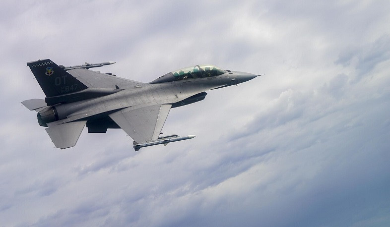 Украина может получить F-16 до конца года: Белый дом