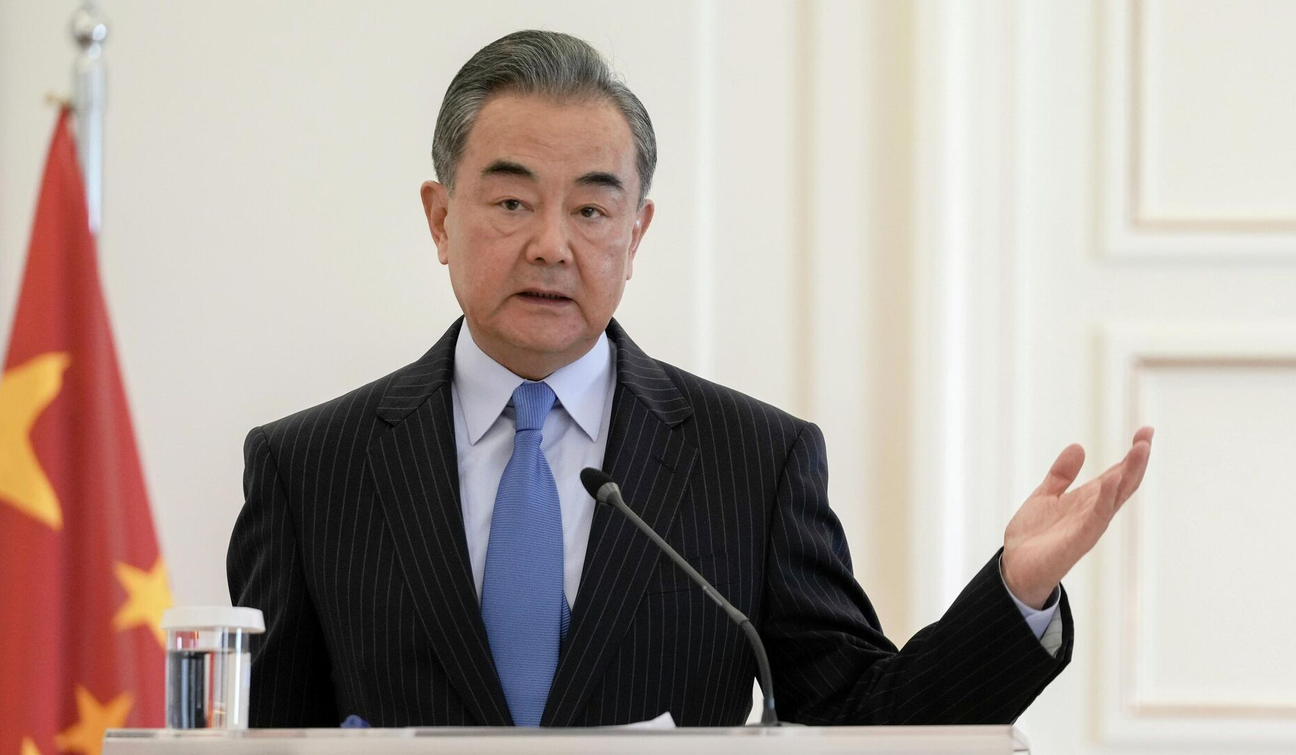 Глава МИД КНР Цинь Ган отправлен в отставку, на его место назначен Ван И