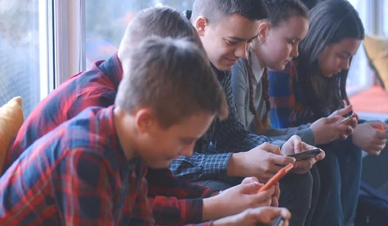 UNESCO advises ban on smartphones in schools