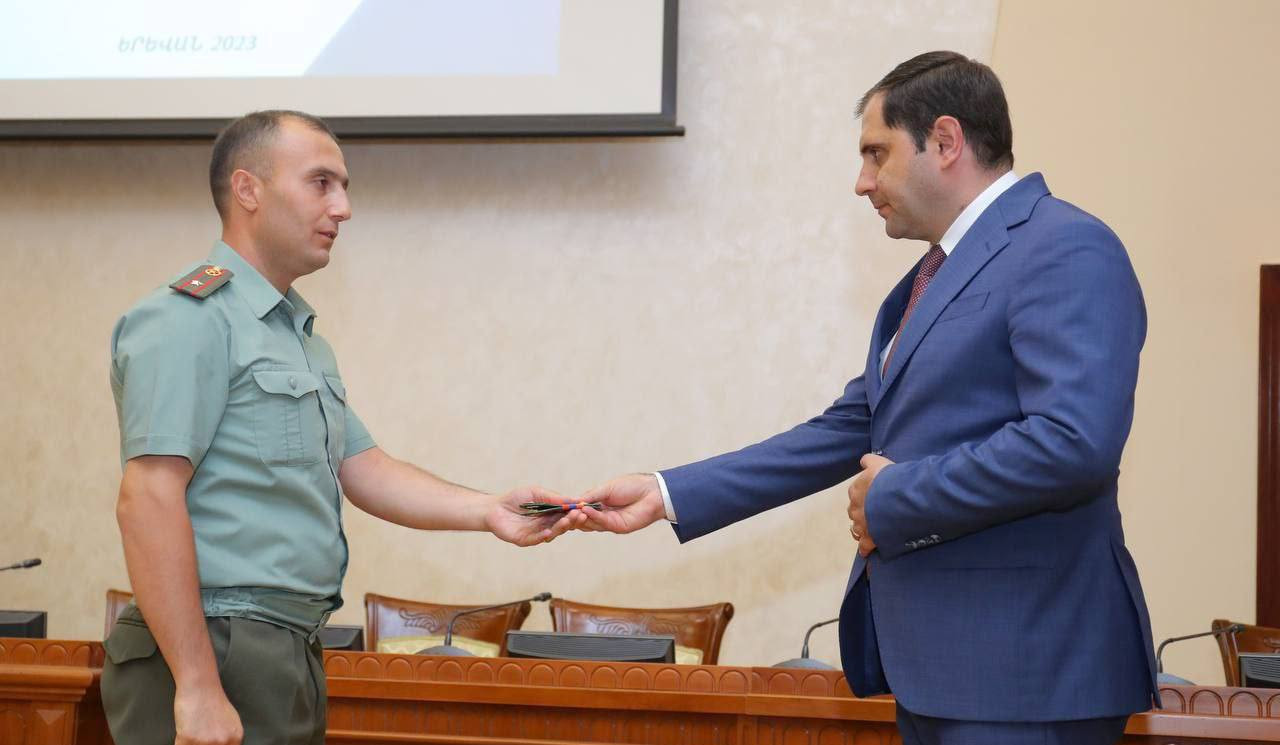 Սուրեն Պապիկյանը մի շարք սպաների շնորհել է սպայական կոչումներ
