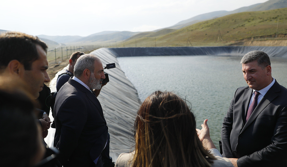 Նիկոլ Փաշինյանը Շողակաթ բնակավայրում ծանոթացել է խելացի ոռոգման համակարգի կառուցման ընթացքին