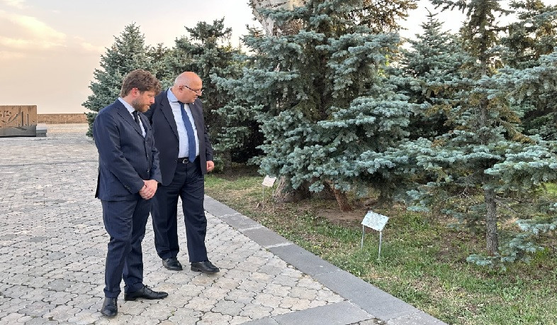 Посол Франции в Армении Оливье Декотиньи посетил Мемориал памяти жертв Геноцида армян