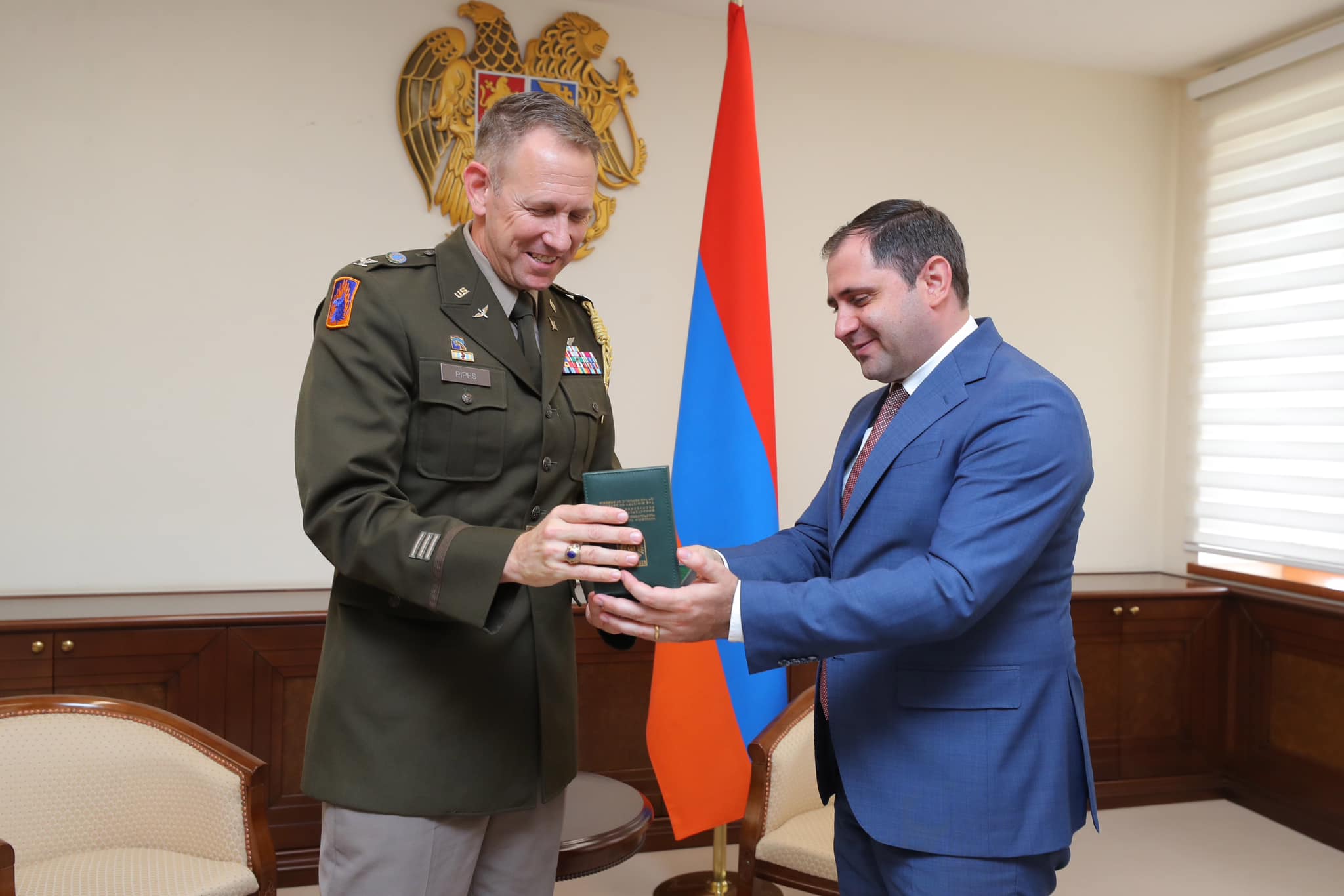 Պապիկյանը ՀՀ-ում ԱՄՆ ռազմական կցորդ Գրեգորի Փայփսին պարգևատրել է «Ռազմական համագործակցության համար» մեդալով