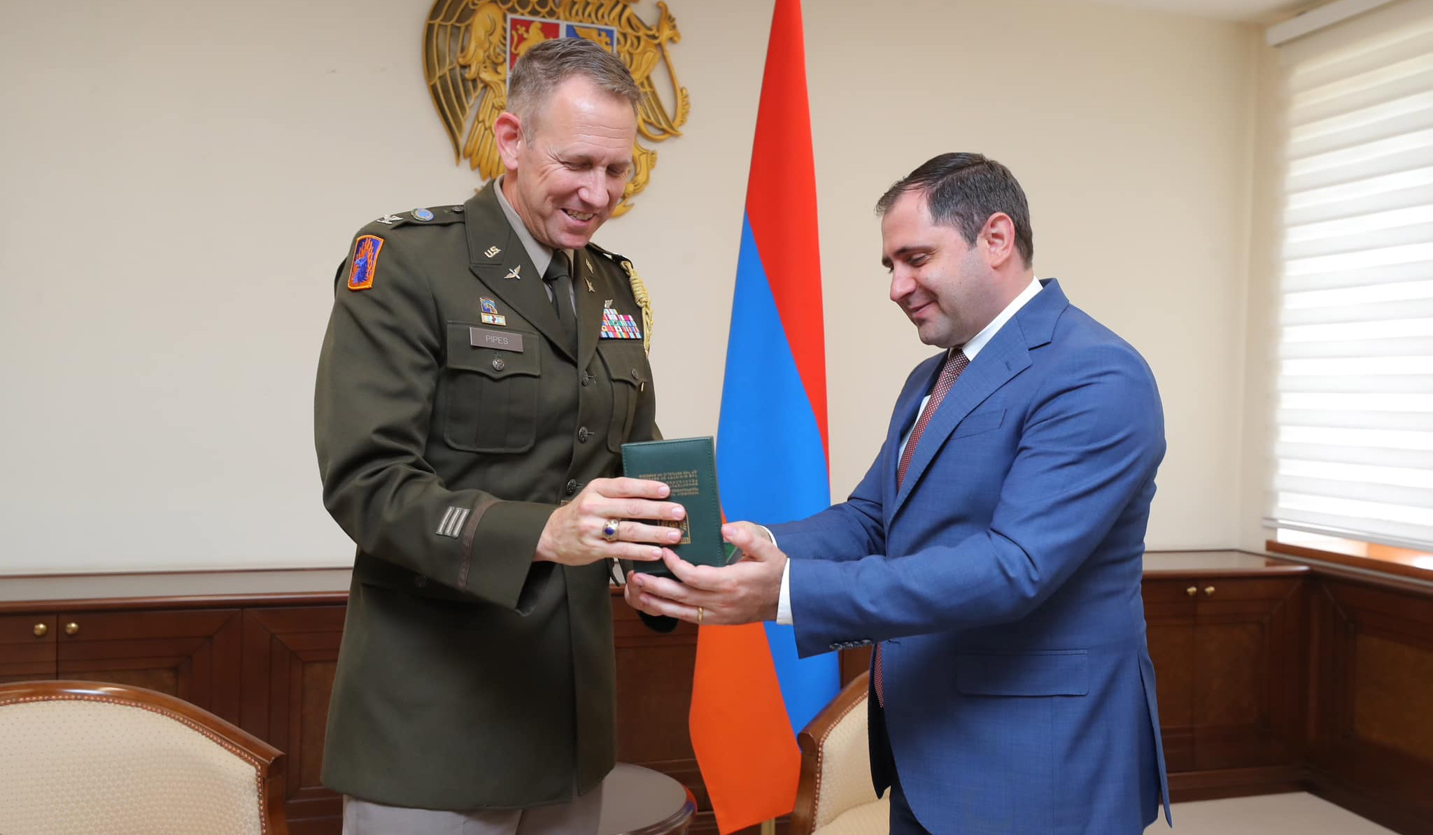 Папикян наградил военного атташе США в Армении Грегори Пайпса медалью 