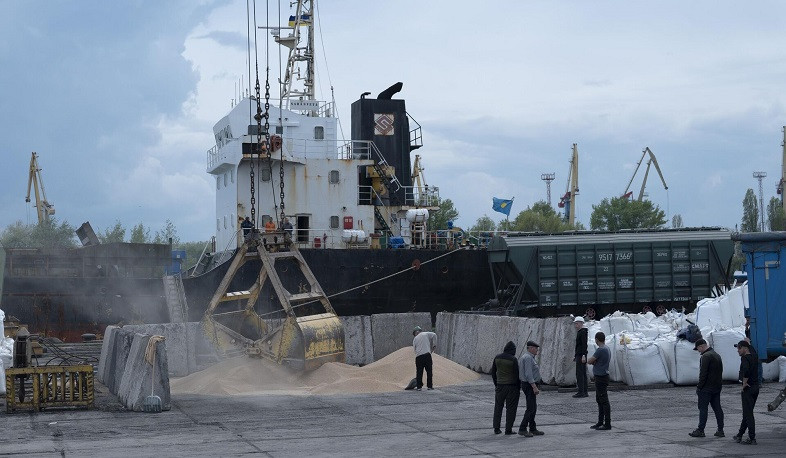 Киев заявил, что намерен продолжить перевозки зерна через Черное море