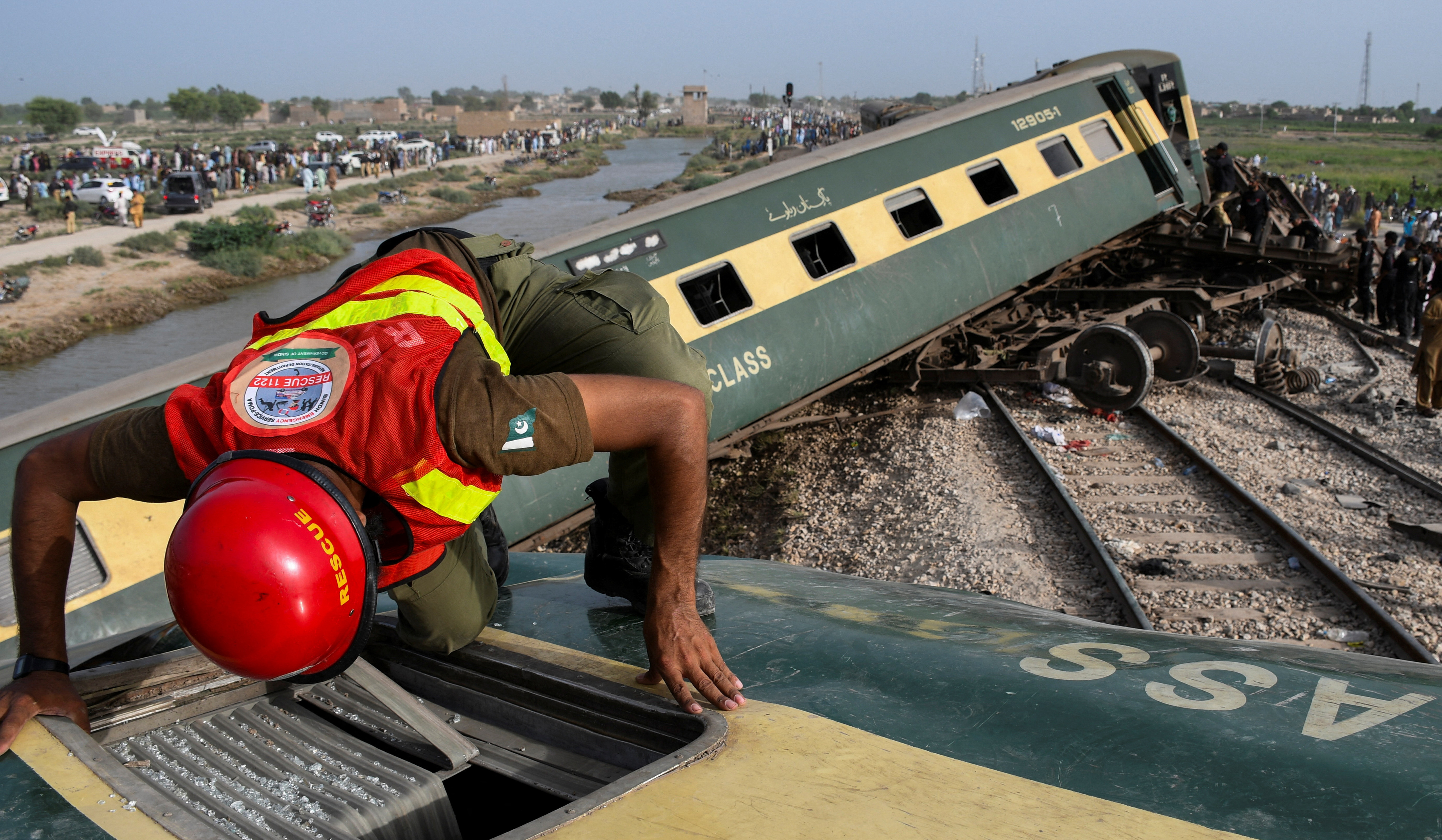 At least 30 people killed in Sindh train derailment, 80 injured
