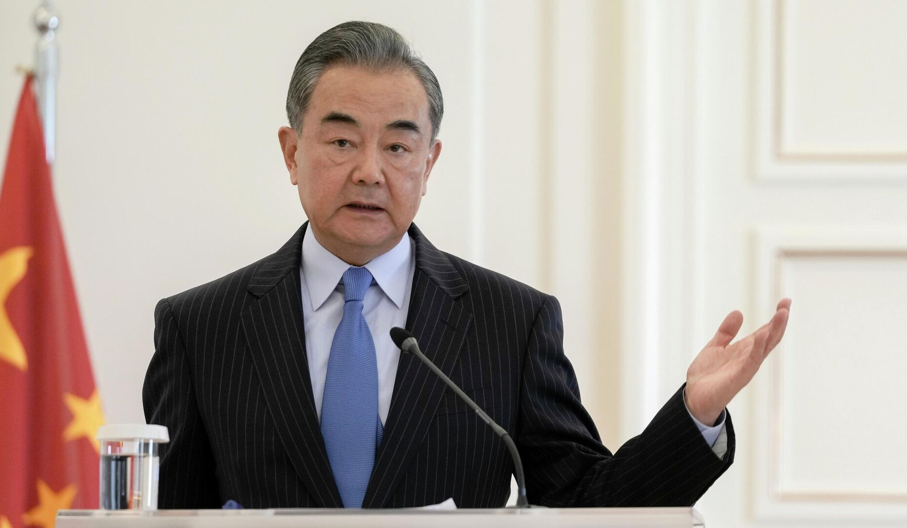 Китай будет занимать независимую и беспристрастную позицию: Ван И