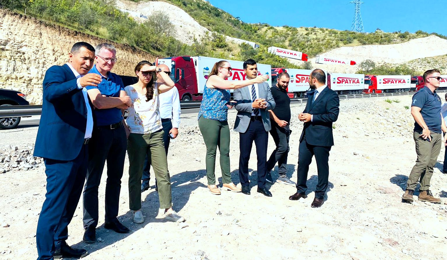 Sara Arkin və Demyan Merfinin başçılıq etdiyi nümayəndə heyəti Menendesin göstərişi ilə ER-də olub