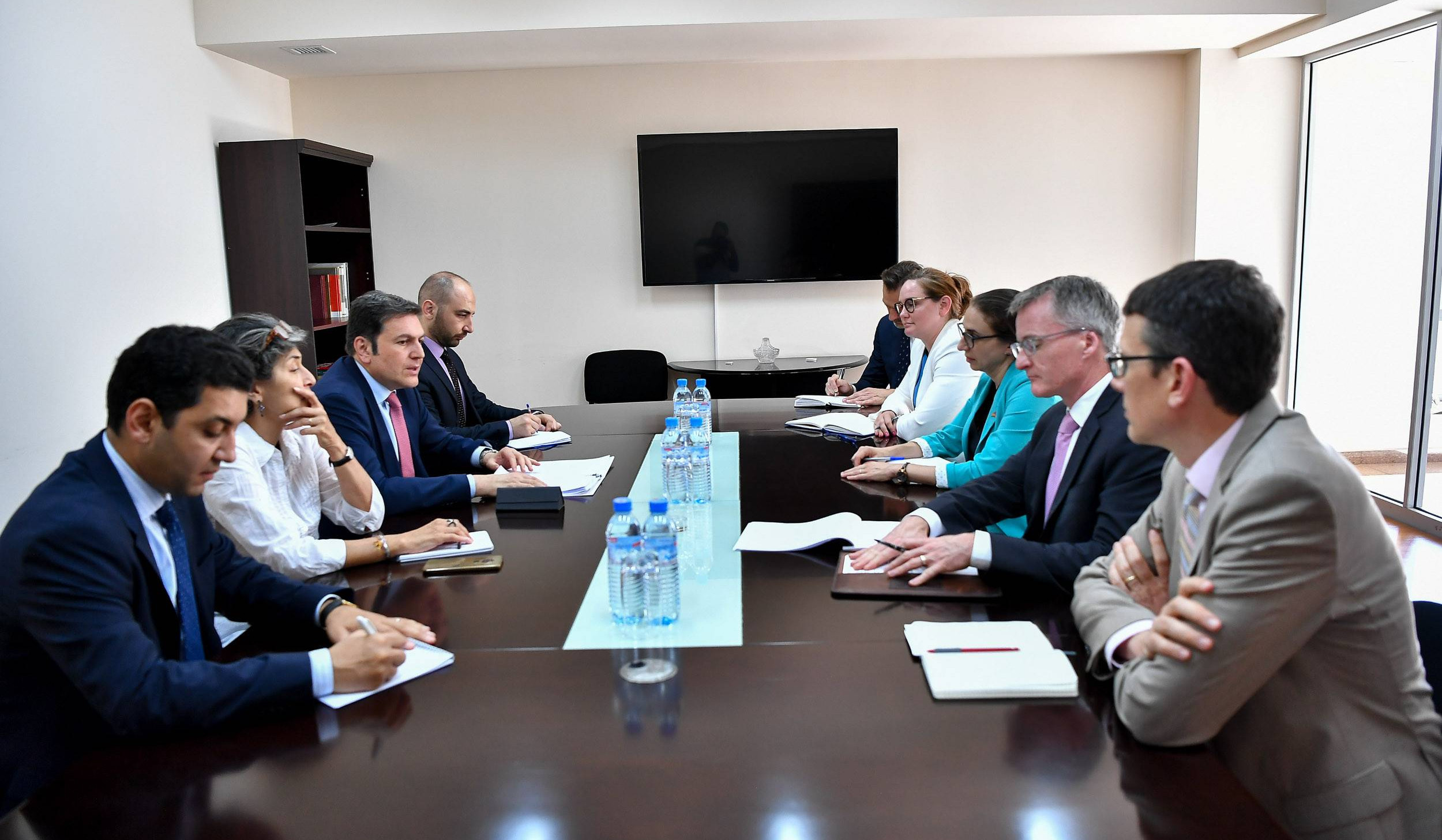 ՀՀ ԱԳ փոխնախարարն ու ԱՄՆ Սենատի ներկայացուցիչները քննարկել են ԼՂ-ում օրեցօր սրվող հումանիտար ճգնաժամը