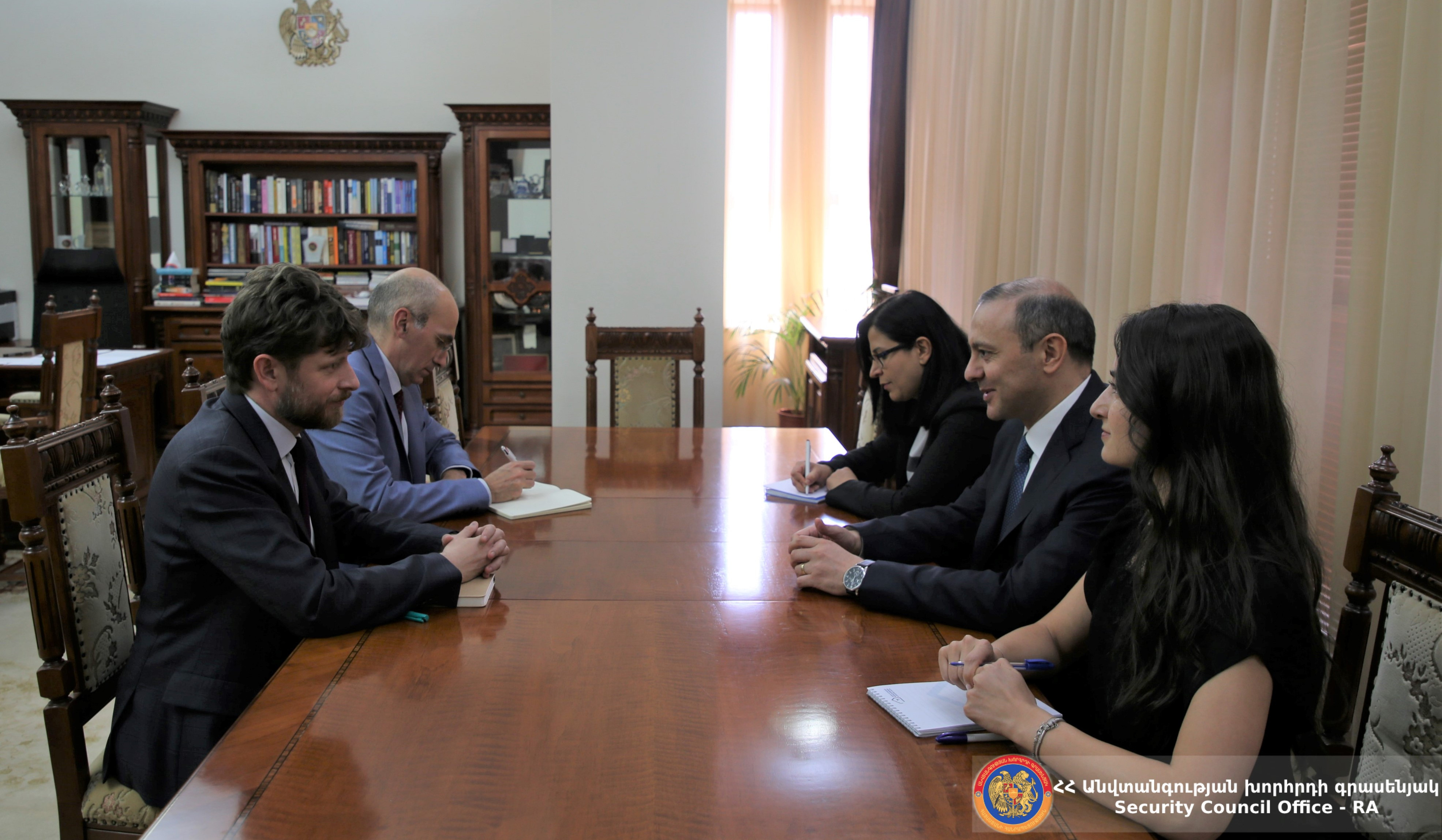 Секретарь Совбеза и посол Франции обсудили ежедневно ухудшающуюся гуманитарную ситуацию в Нагорном Карабахе