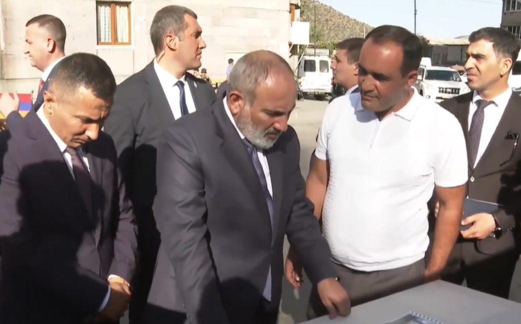 Փաշինյանը Կապանում ծանոթացել է բազմաբնակարան համալիրների կառուցման ներդրումային ծրագրերի ընթացքին