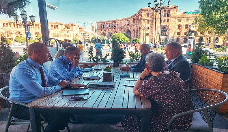 Клаар, Викторин и Маркус Риттер провели неформальную встречу в Ереване