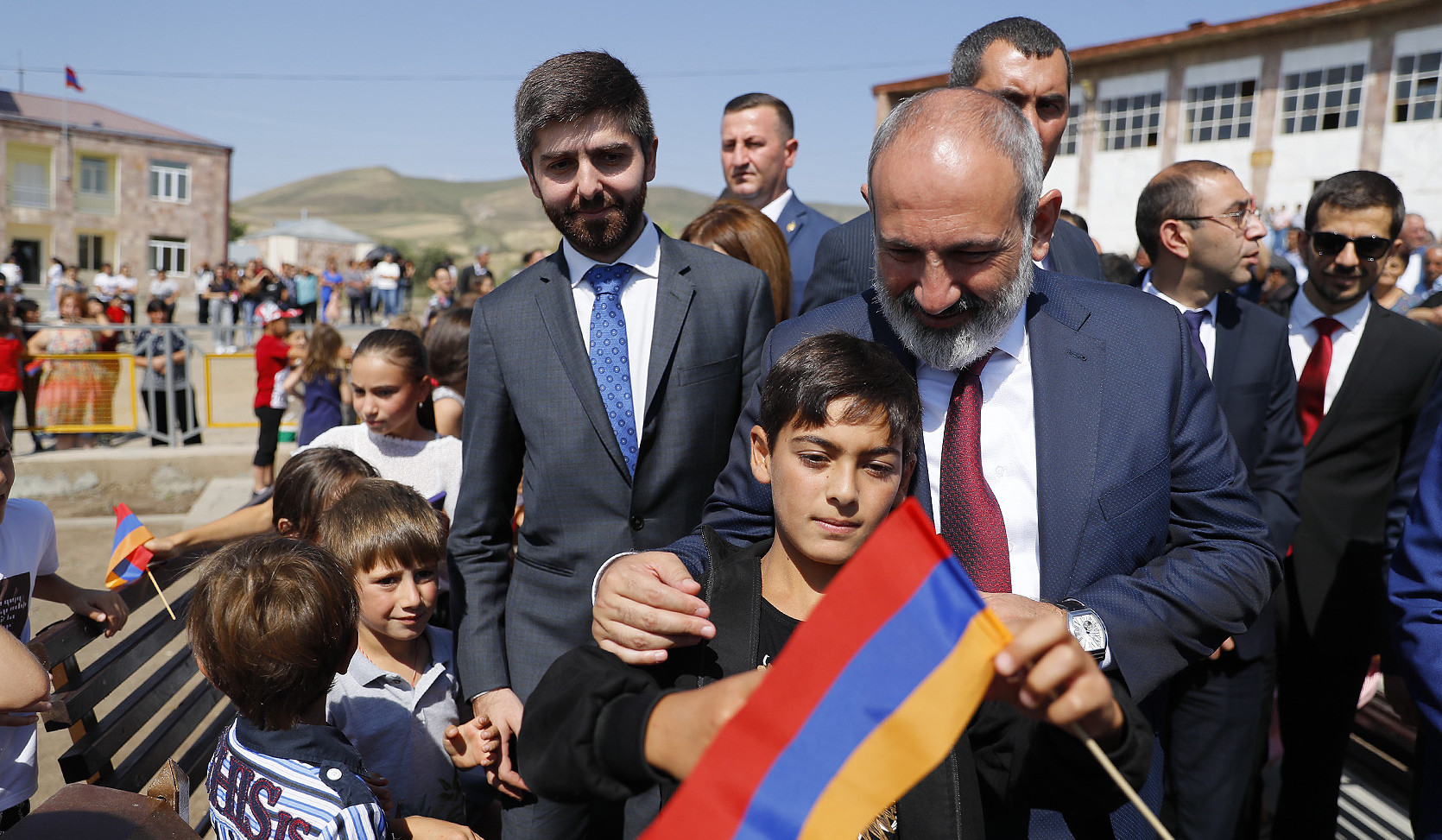 Վարչապետ Փաշինյանն այցելել է Գորիս, Քարաշեն և Ակներ, ծանոթացել ենթակառուցվածքների զարգացման ծրագրերի ընթացքին